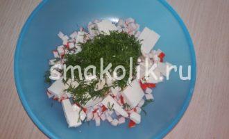 Вкусный салат с крабовыми палочками и помидорами