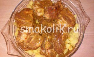 Свиные ребрышки с картошкой в духовке