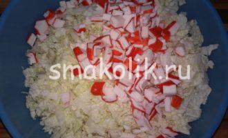 Салат с крабовыми палочками и пекинской капустой