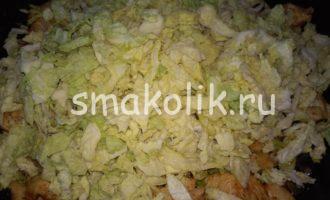 Тушеная капуста с курицей на сковороде