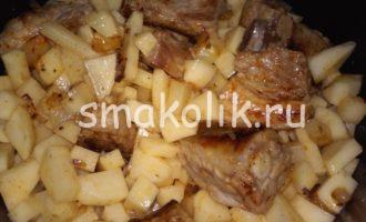 Тушеная картошка с мясом в мультиварке