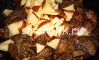 печень с яблоками - бросаем печень в сковороду
