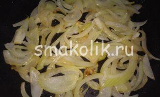 Печень с яблоками, болгарским перцем и луком