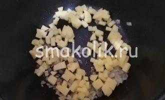 вкусный борщ - режем картошку