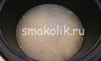 вкусный борщ - наливаем воду